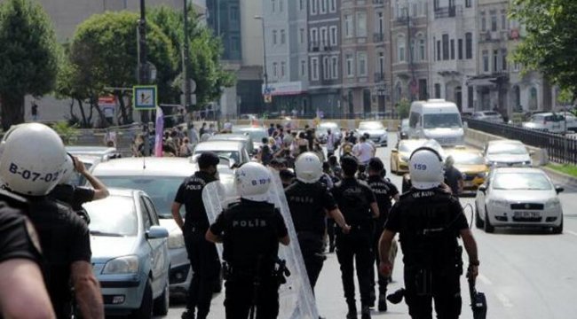 Beyoğlu'nda 'LGBT Onur Yürüyüşü' için toplananlara polis müdahalesi