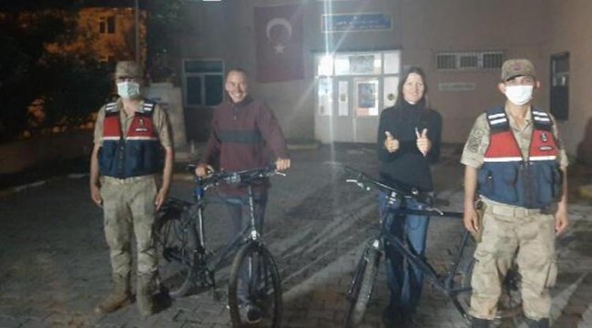Bisikletle Türkiye turuna çıkan İsviçreli turistler büyük şok yaşadı!