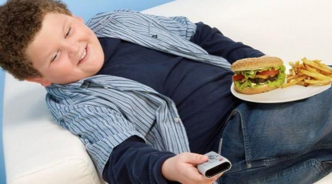 Ekran başında yemek yiyen çocuklar obez oluyor!