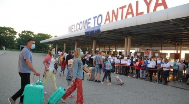 Antalya'ya hafta sonu 683 uçakla 128 bin turist geldi
