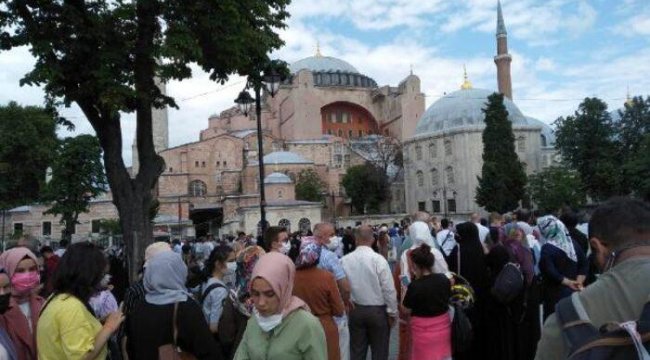 İbadete açılmasının birinci yıldönümünde Ayasofya Camii'ne ziyaretçi akını