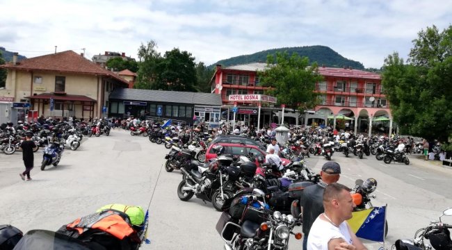  Srebrenitsa kurbanlarının anısına yüzlerce motosikletçi 'Motosiklet Maratonu'na gitti