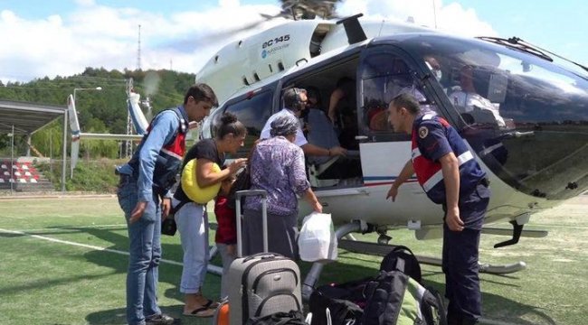 Vatandaşlar, Bakan Karaismailoğlu'nun helikopteriyle tahliye ediliyor