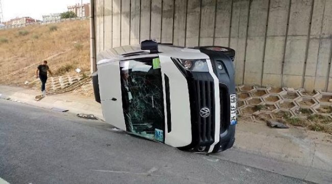 Başakşehir'de servis minibüsü yan yattı; 6 işçi hafif yaralandı