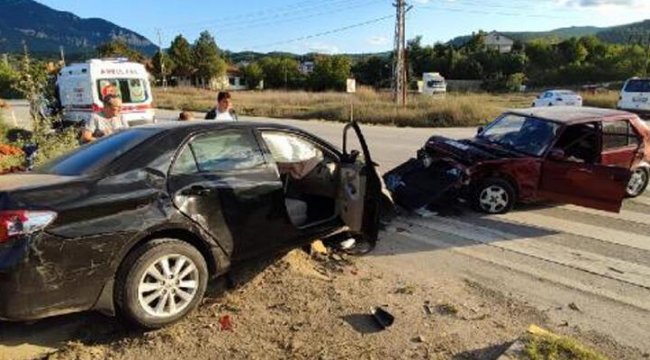 Karabük'te kavşakta iki otomobil çarpıştı: 6 yaralı