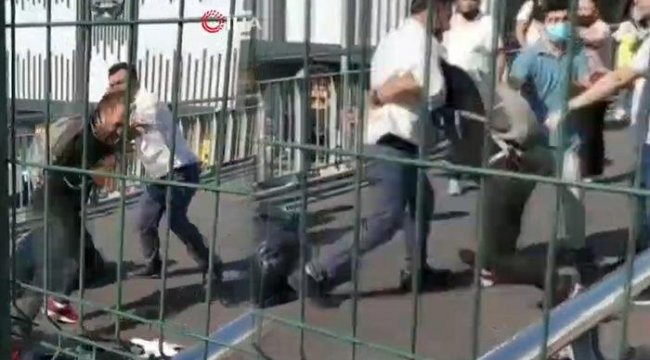 Metrobüs üst geçidinde seyyar satıcılar yumruk yumruğa kavga etti!