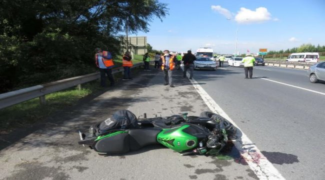 TEM'de emniyet şeridindeki kamyona çarpan motosikletin sürücüsü öldü