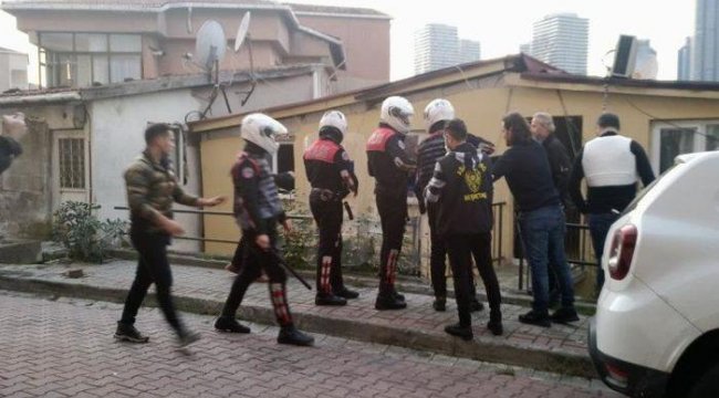 Beşiktaş'ta hareketli anlar! Polis ve sağlık ekiplerine keserle direndi