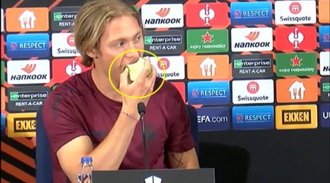  Fenerbahçe'nin rakibinden görülmemiş hareket! Viktor Fischer basın toplantısında elma yedi...