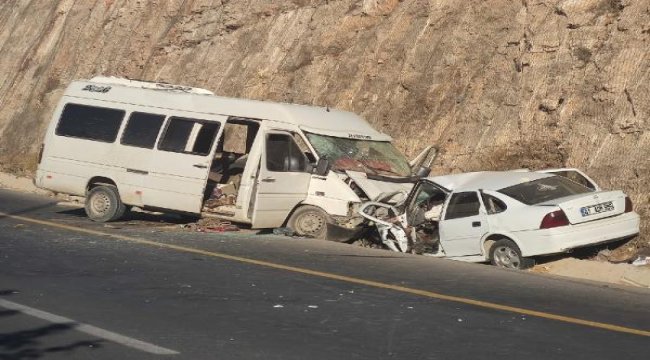 Minibüs ile otomobil çarpıştı: 1 ölü, 16 yaralı