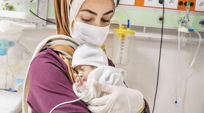 Öksüz kalan parmak bebeği sağlıkçılar bağrına bastı