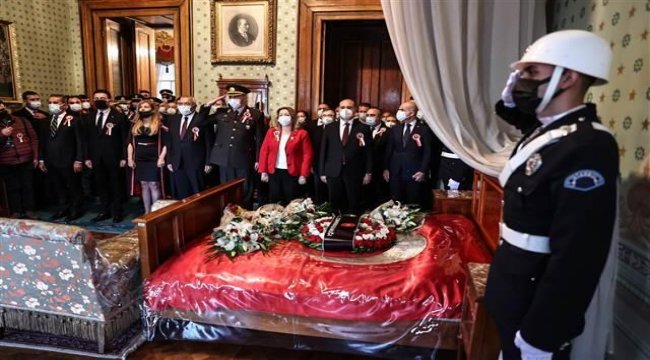 Atatürk, hayata gözlerini yumduğu Dolmabahçe Sarayı'ndaki odasında törenle anıldı