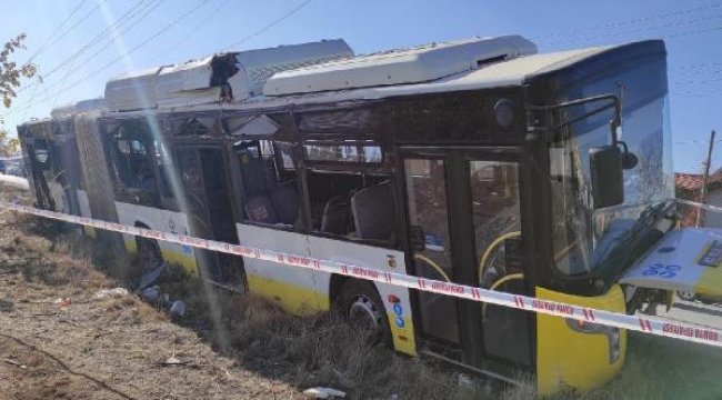 Belediye otobüsü, elektrik direğine çarptı: 17 yaralı