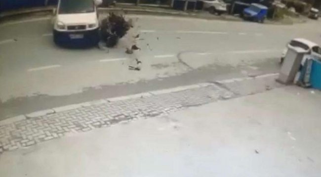 Beykoz'da feci kaza! Motosiklet sürücüsü, otomobilin camında aslını kaldı