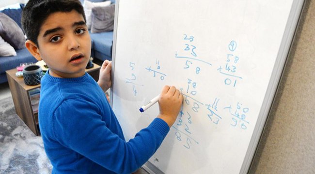 8 yaşındaki Ezel Ali Altın matematik olimpiyatlarında altın madalya kazandı, hedefini açıkladı