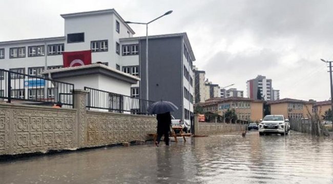 Adana'da sağanak! Okul yolu su ile doldu, öğrenciler zorlandı