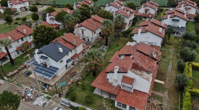 Çeşme'de hortum nedeniyle evlerin çatıları uçtu, vatandaşlar korku dolu anları anlattı