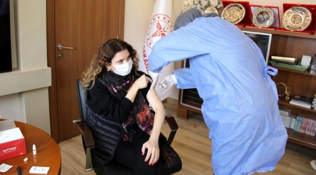 Tiyatrocular üçüncü doz aşılarını Erzincan'da vuruldu