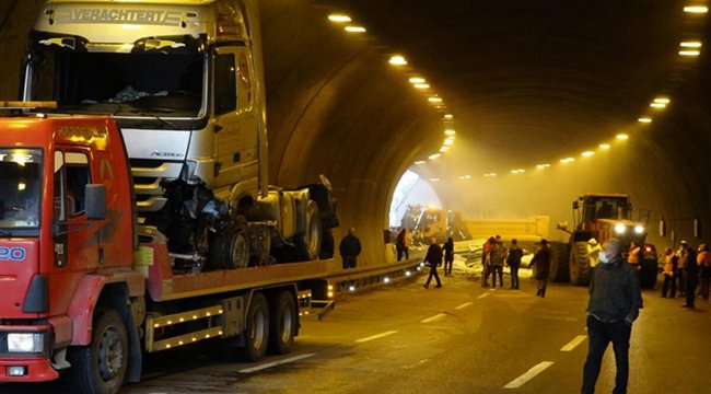 Trabzon'da TIR tünelde devrildi, sahil yolunda ulaşım aksadı