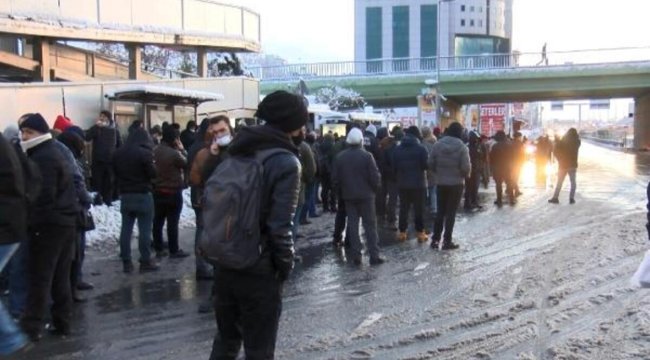 İstanbul'da özel araçların trafiğe çıkışı yasaklandı, otobüs duraklarında yoğunluk oluştu