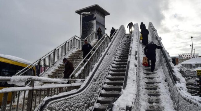 İstanbul'da yürüyen merdivenler dondu
