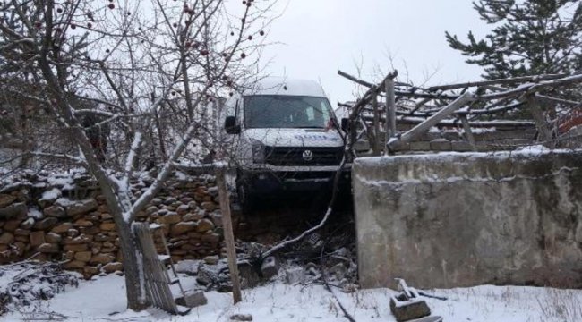 Yozgat'ta öğrenci servisi, çarptığı bahçe duvarında kaldı