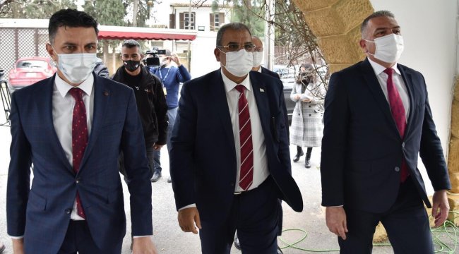 KKTC'de Başbakan Sucuoğlu, koalisyon hükümetinin istifasını sundu