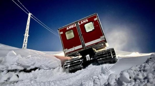 Kardan yolu kapalı köydeki KOAH hastasına paletli ambulansla ulaşıldı