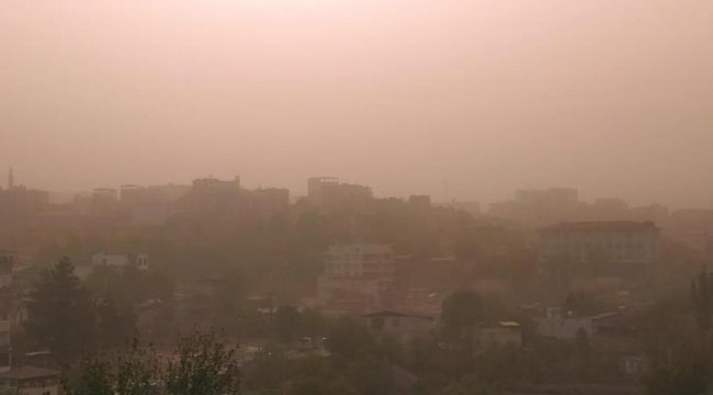 Diyarbakır'da yoğun toz taşınımı... Vatandaşlara uyarı