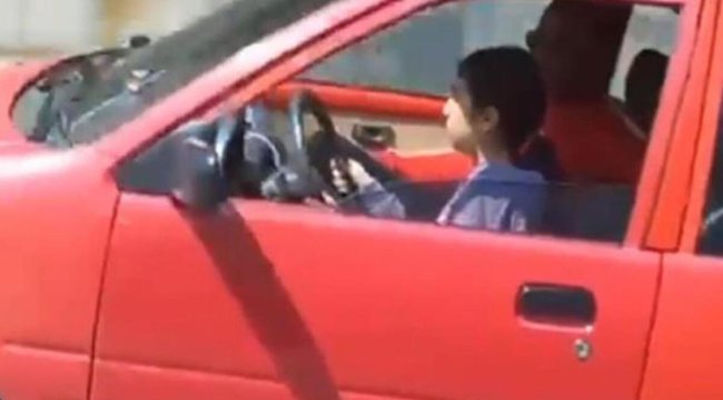 Gören şaşkına döndü: Maltepe'de trafikte çocuk sürücü