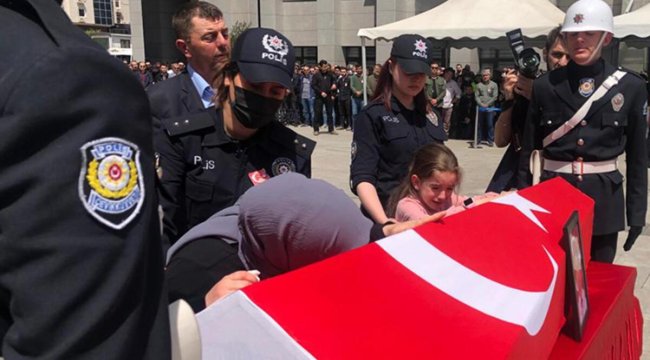 Görevi başında şehit olan Zafer Mat için İstanbul Emniyeti'nde tören... Eşi ve kızı gözyaşlarına boğuldu