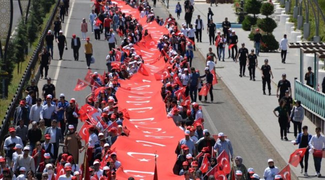Bingöl'de öğrenciler 200 metrelik Türk bayrağıyla yürüdüler