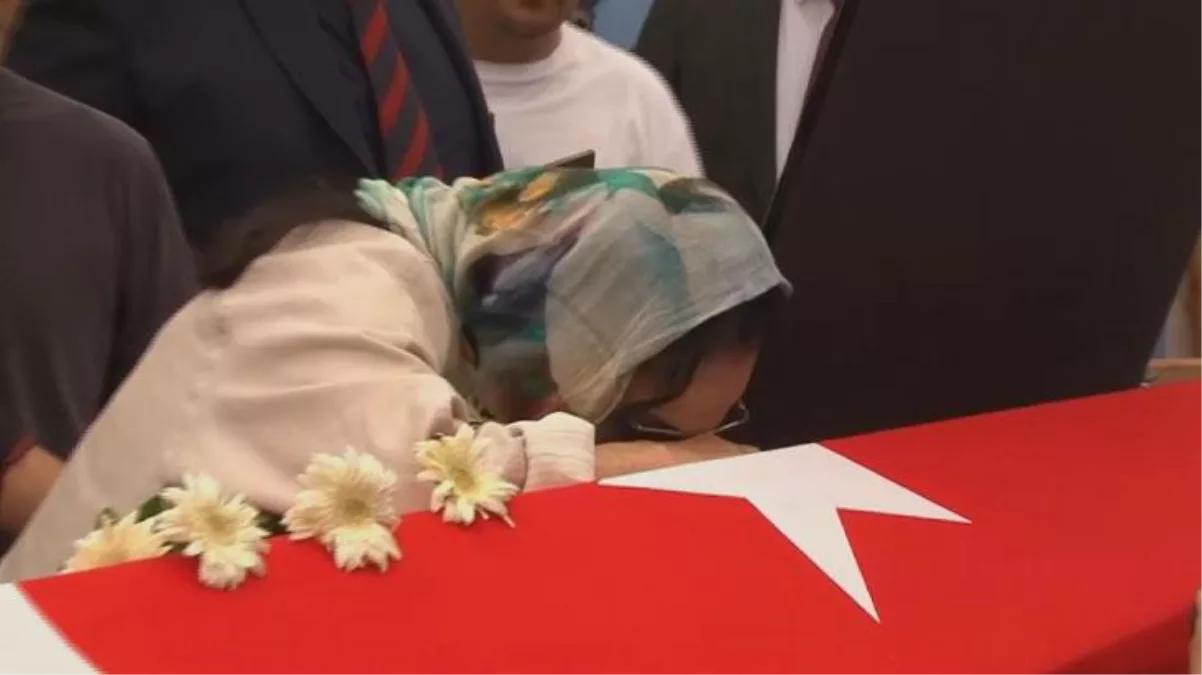 Türkan Şoray, Cüneyt Arkın'ın tabutuna sarılarak hüngür hüngür ağladı