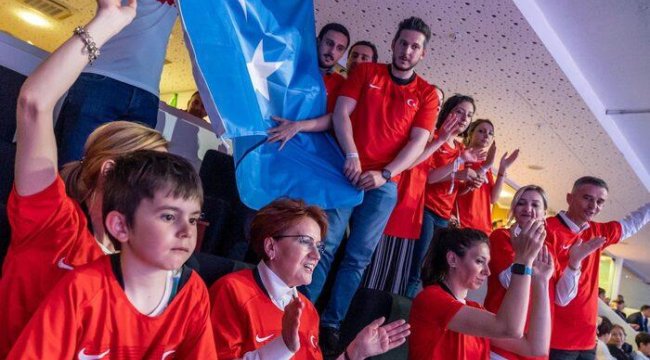 Türkiye ile Çin arasındaki voleybol maçına damga vuran görüntü! Meral Akşener'den dikkat çeken protesto: Bayrak açtılar...
