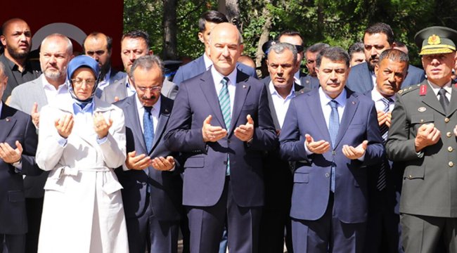 Bakan Soylu, Karşıyaka Mezarlığı'nda yer alan 15 Temmuz Şehitliğindeki anma törenine katıldı