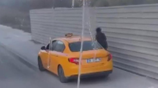 Esenyurt'ta taksici kaldırımdaki skuterli kadına çarptı