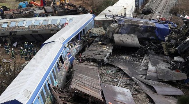 Yunanistan'daki tren kazasında 36 kişi hayatını kaybetti! Yunan Bakan Karamanlis istifa etti