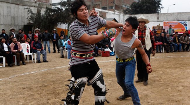 Komşusuna kızan ringe davet ediyor: Peru'nun iyileşen yaraları Takanakuy Festivali