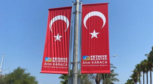 Fethiye'de Türk bayrağında belediye logosu ve başkanın adının yer aldığı görseller tepki çekti! Muğla Valiliği'nden açıklama geldi: "İşlem başlatıldı"