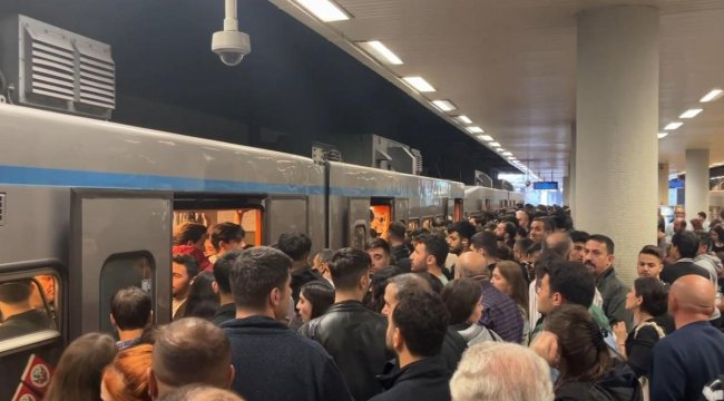 İstanbul'da metro durağında yoğunluk