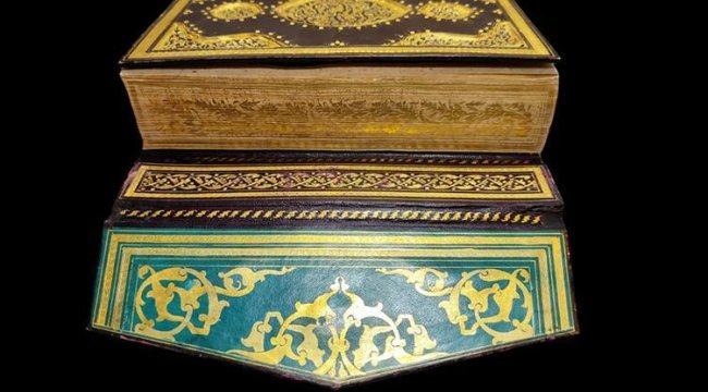 Bakan Ersoy duyurdu: Ülkemizden İngiltere'ye götürülen 16'ncı yüzyıl eseri Kur-an'ı Kerim, yurda getirildi