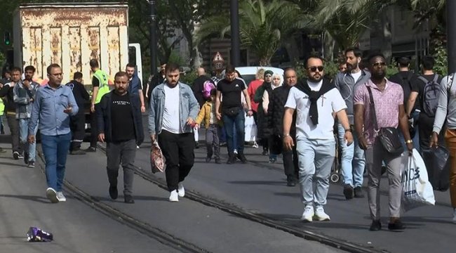 İstanbul'da tramvay arızası: Yolcular raylarda yürüdü