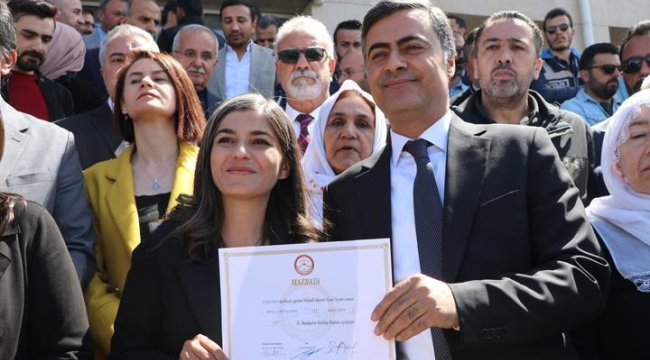 Van Büyükşehir Belediye Başkanı Abdullah Zeydan, mazbatasını aldı